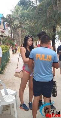 长滩台湾妹子比基尼超露 遮不住毛 中saman