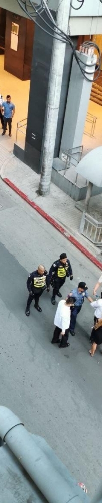 Eton Tower门前，外籍男子被菲警拘捕，原因不详