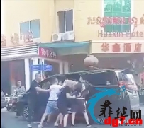 一伙中国人在街头殴打绑架同胞 警方逮两人