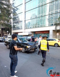 Makati的周末集市的小公园旁交通事故